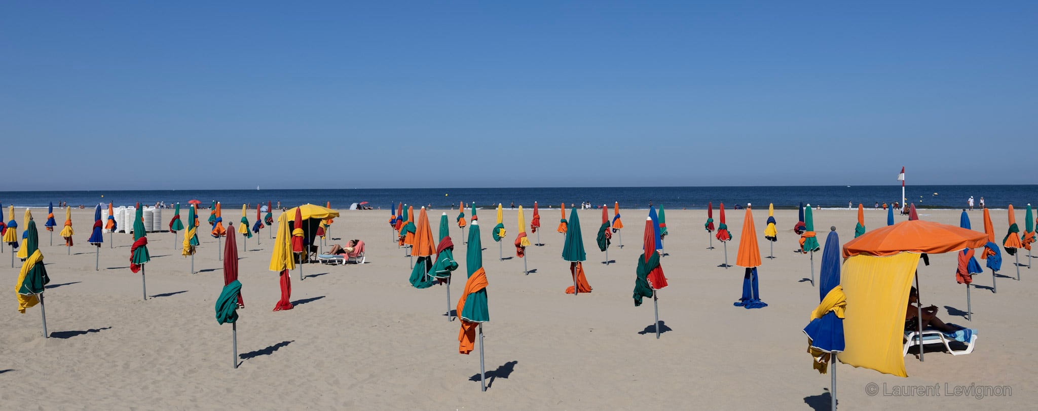 Les parasols pliés de la plage, août 2026.