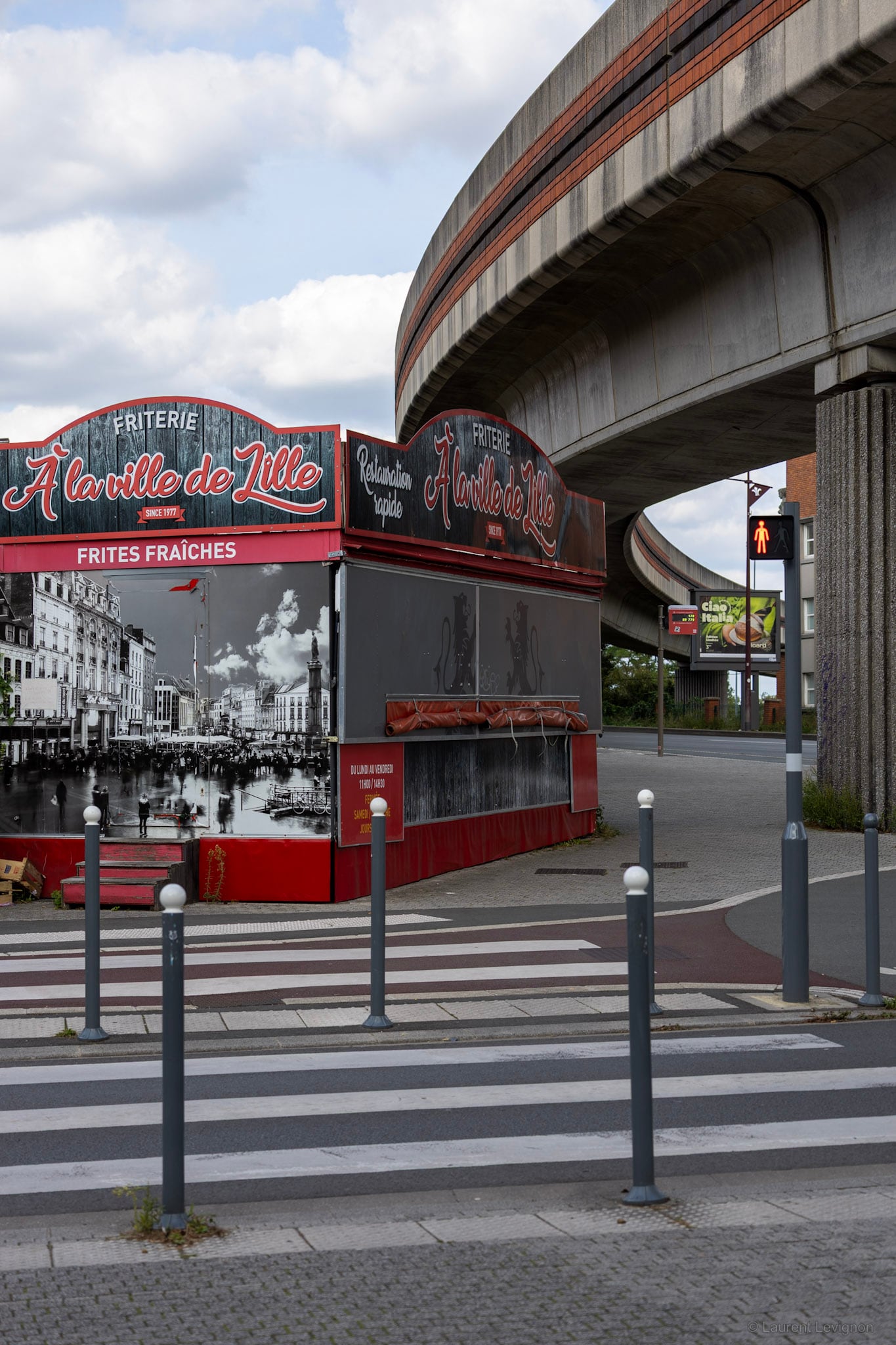 Sous le viaduc, loin de la braderie. Septembre 2024.