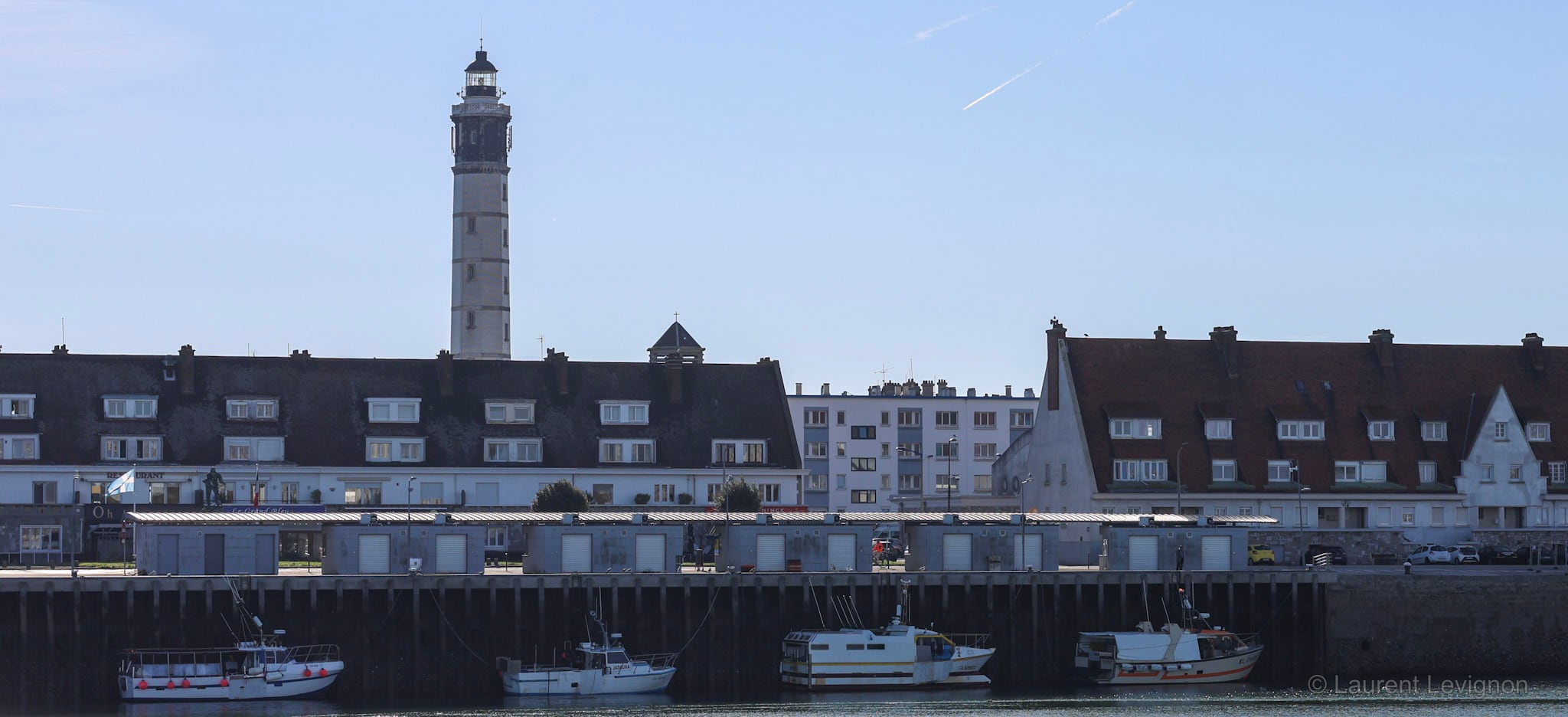 Port de pêche de Calais. Le phare de 1848 — 55 mètres, 271 marches — a remplacé la tour du Guet, qui éclairait la Manche depuis le Moyen Âge.