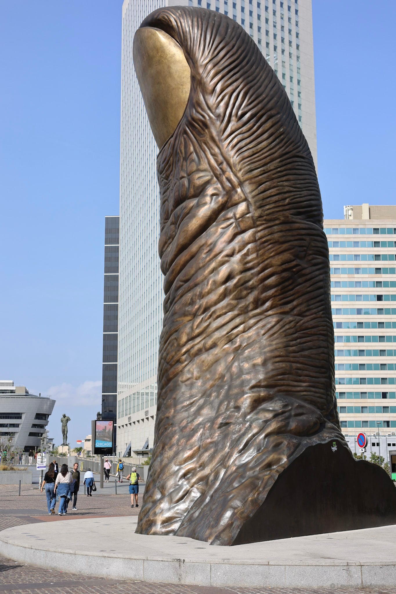 Esplanade de La Défense. Douze mètres de bronze, agrandissement du moulage de son propre pouce.