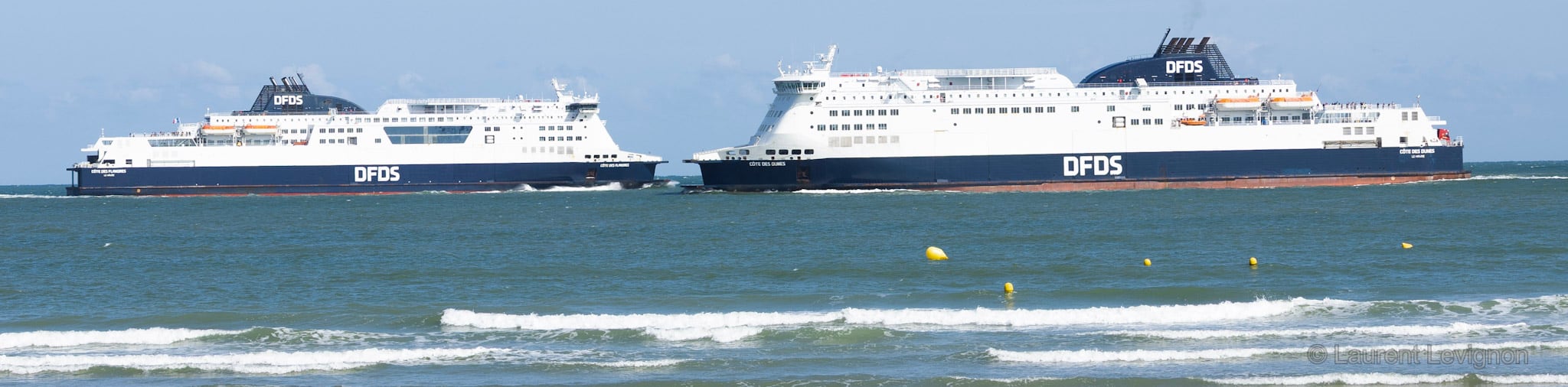Le Côte des Flandres sort, le Côte des Dunes rentre : les deux jumeaux de la ligne Calais–Douvres se croisent devant la plage.