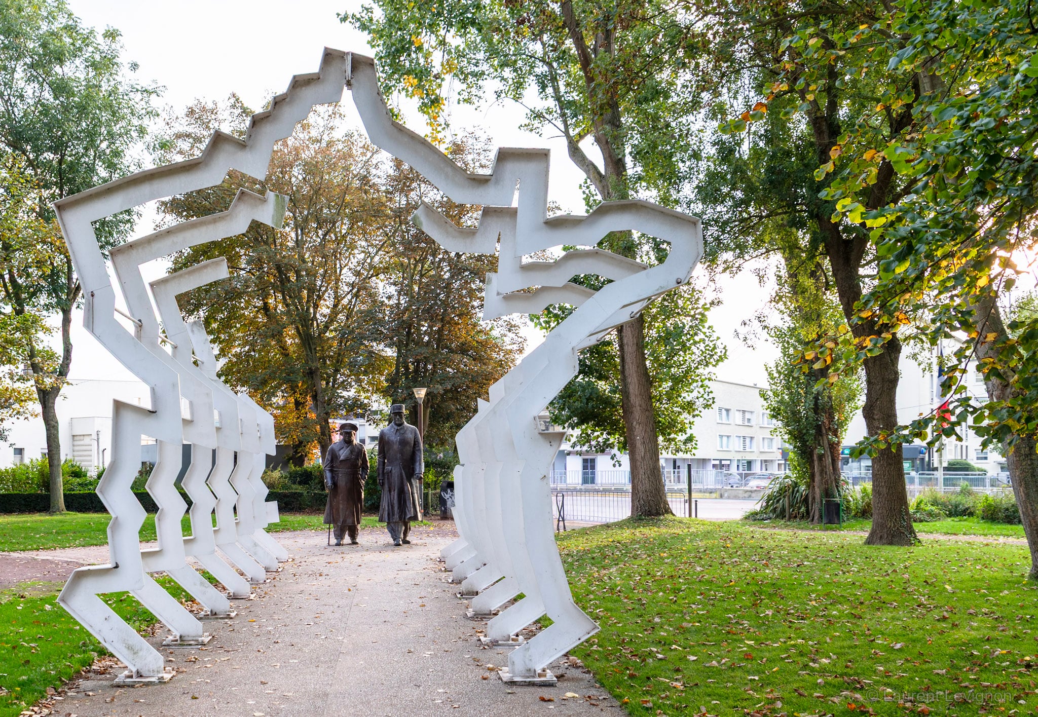Parc Richelieu, Calais. Patrick Berthaud, 2017 : les deux hommes face à une France de métal blanc, déchiquetée par la guerre et qui se relèvera.