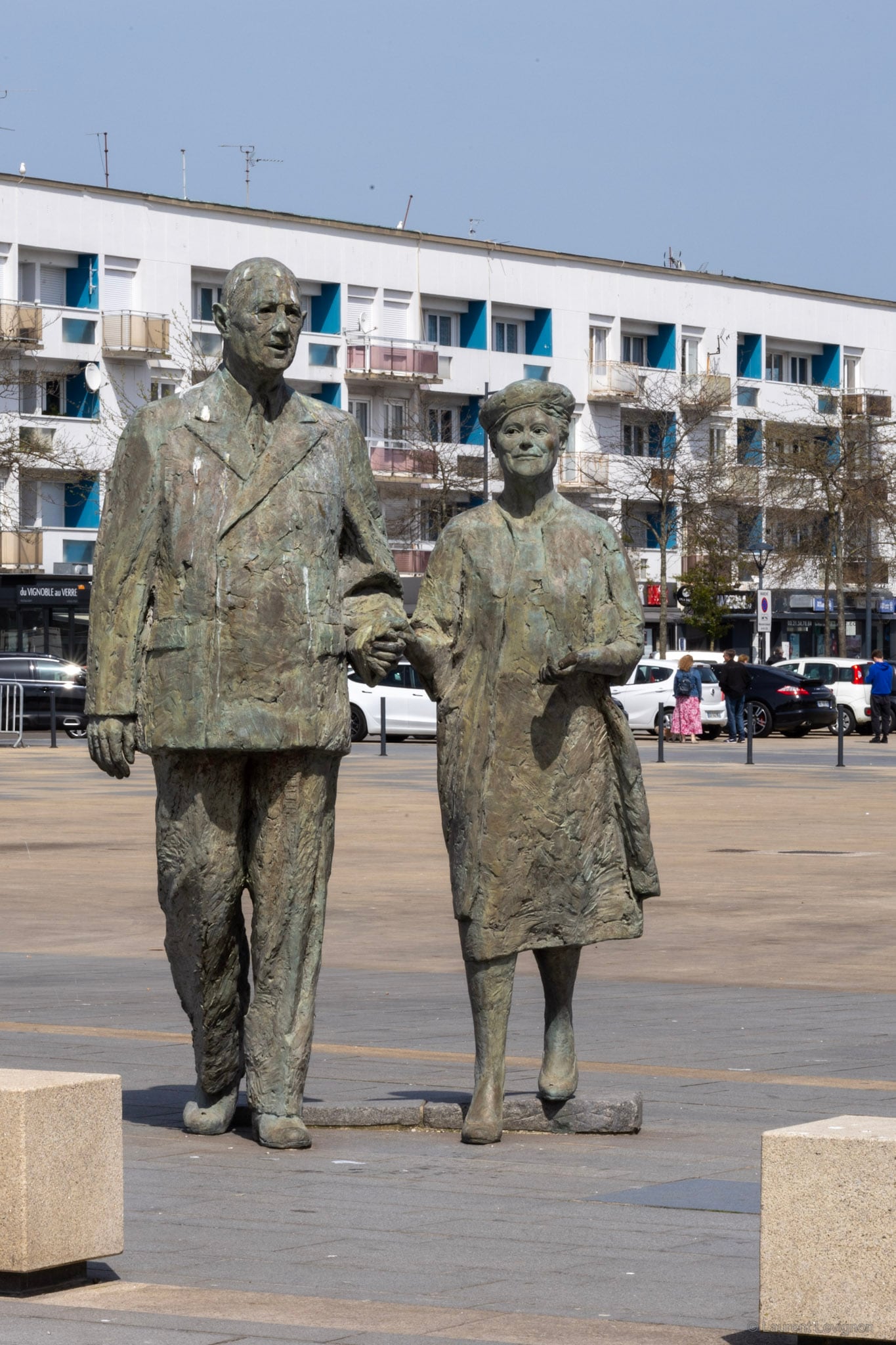 Place d'Armes, Calais, 2013. Le couple y rejoue sa visite officielle de 1959 ; Yvonne Vendroux, calaisienne, y avait épousé le général en 1921