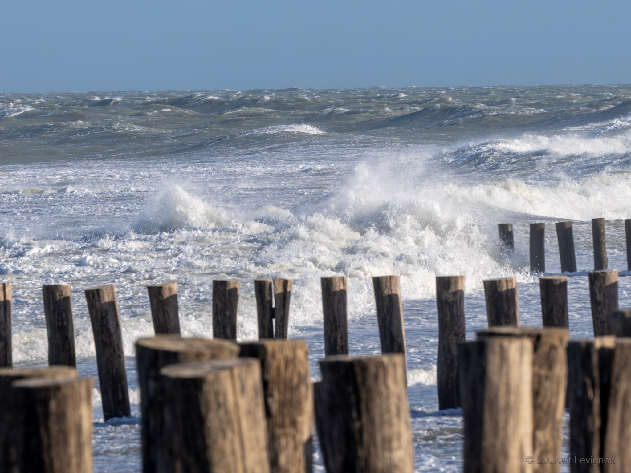Les vagues se brisent sur les pieux de Sangatte pendant la tempête Boelo, le 25 octobre 2026 au matin.