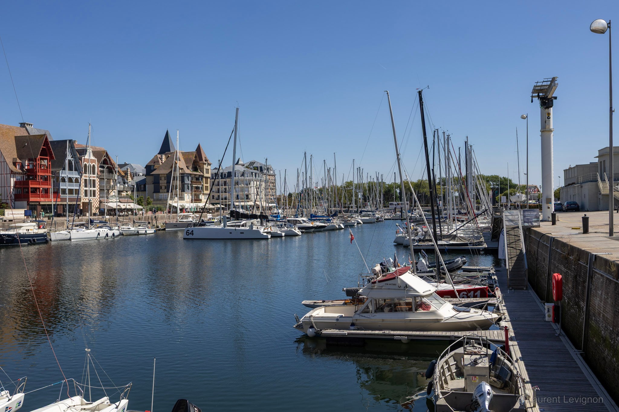 Les villas du quai vues depuis les pontons, août 2026.