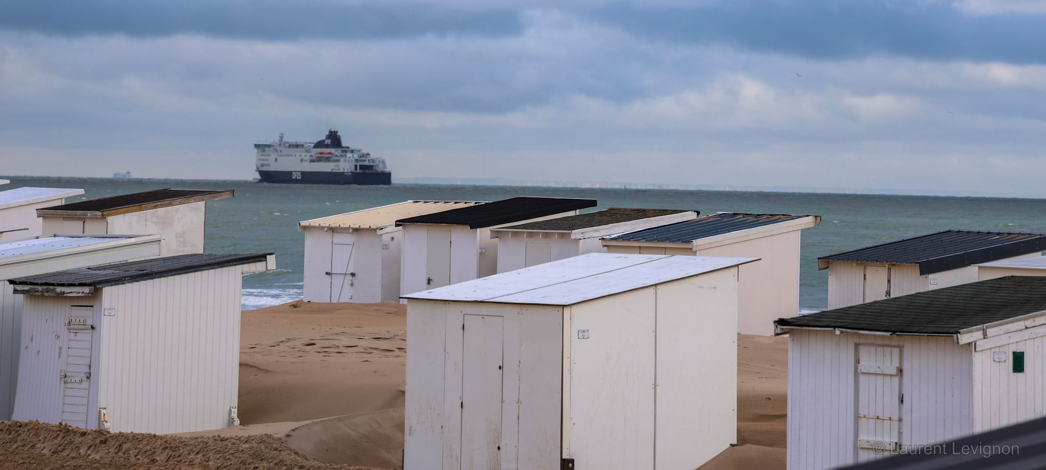 Début janvier, un ferry en toile de fond et un ciel chargé.