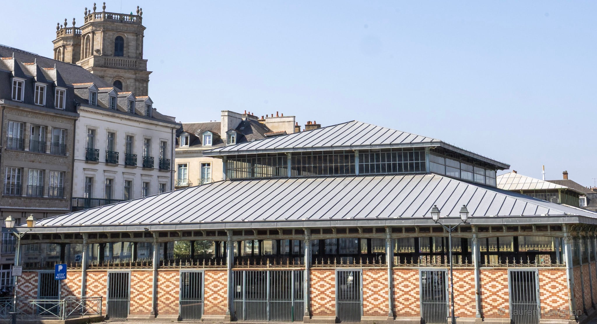 Rennes, 1871. Fonte, verre et damier de briques ; le marché du samedi s'y tient depuis le Moyen Âge.