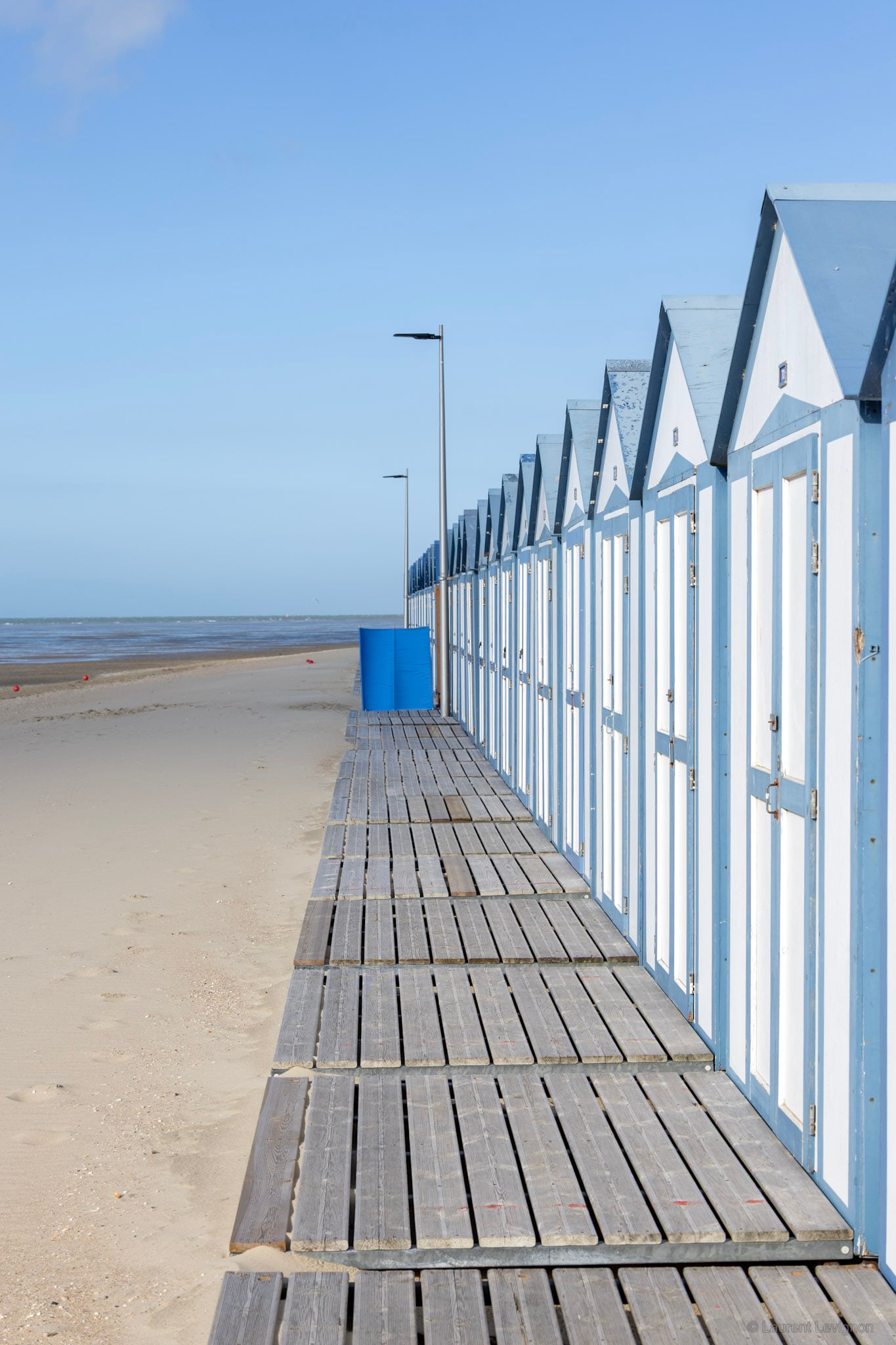 Une rangée sur le platelage, face à la mer.