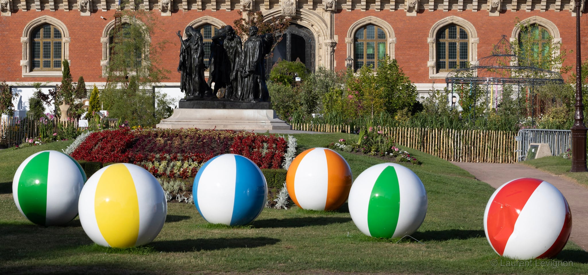 Les Bourgeois de Calais, de Rodin (1895), devant l'hôtel de ville — et, cet été, des ballons de plage sur la pelouse.