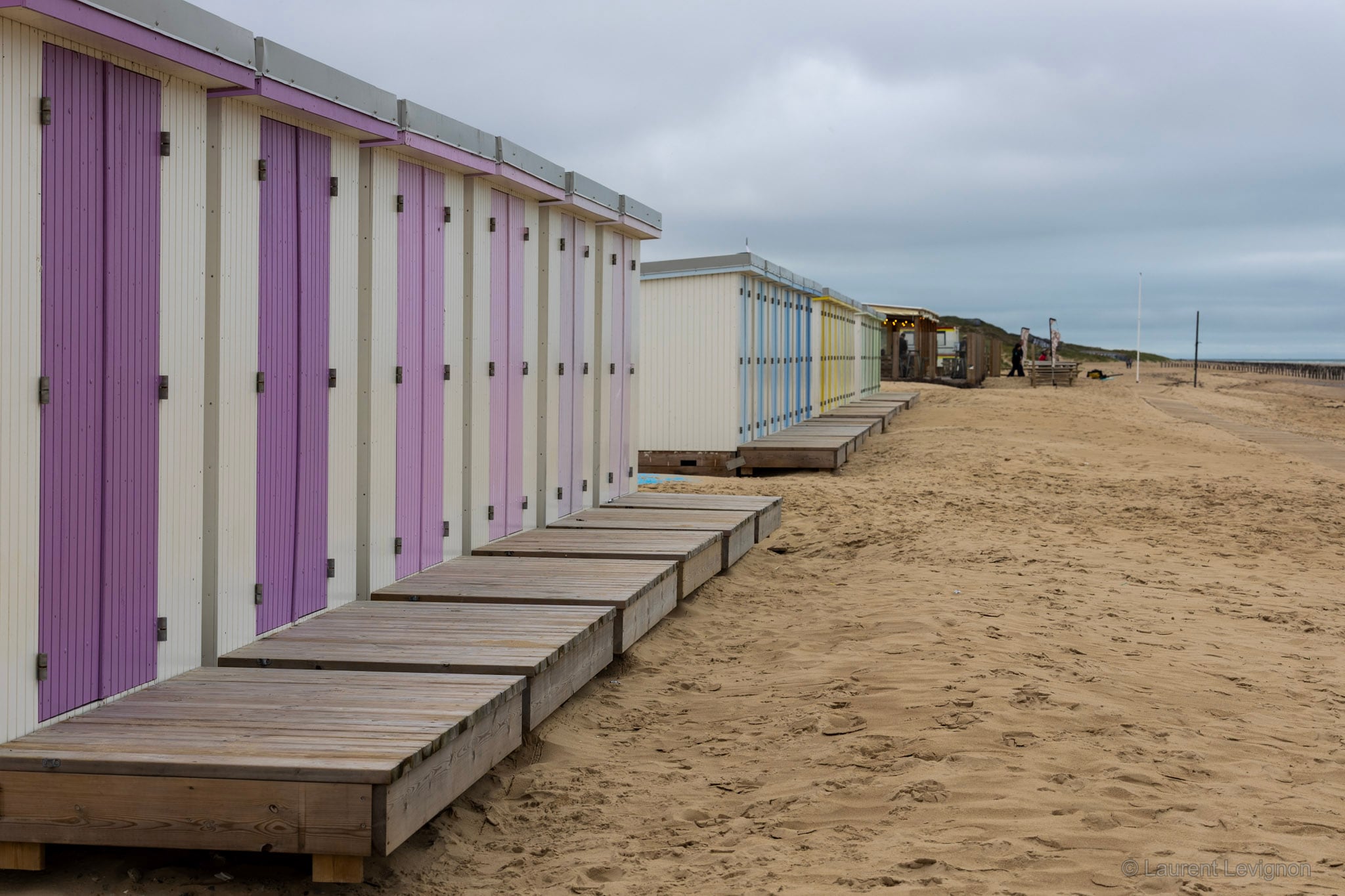 Au loin, le bar de plage L'Aviateur. C'est d'ici, alors appelé Les Baraques, que Louis Blériot décolla le 25 juillet 1909 pour traverser la Manche. Septembre 2026.