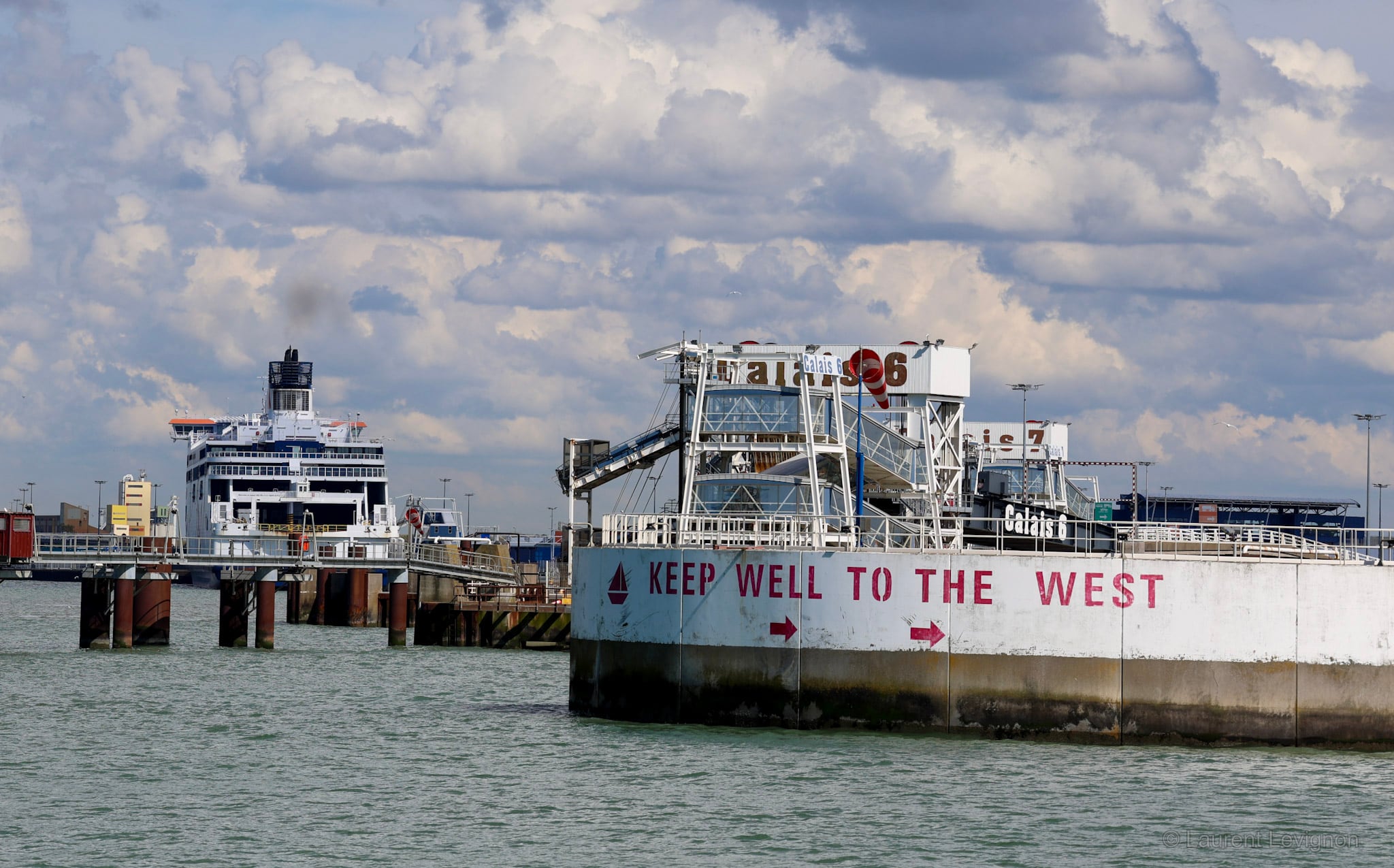Port de Calais. La consigne, peinte en anglais et flanquée d'un voilier, invite la plaisance à laisser le chenal aux ferries.