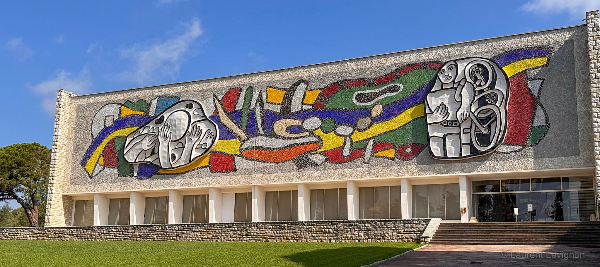 Musée national Fernand-Léger, juillet 2023. Dessinée par Léger pour un stade-vélodrome allemand qui ne l'a jamais reçue, elle a donné ses proportions au bâtiment construit pour elle en 1960.