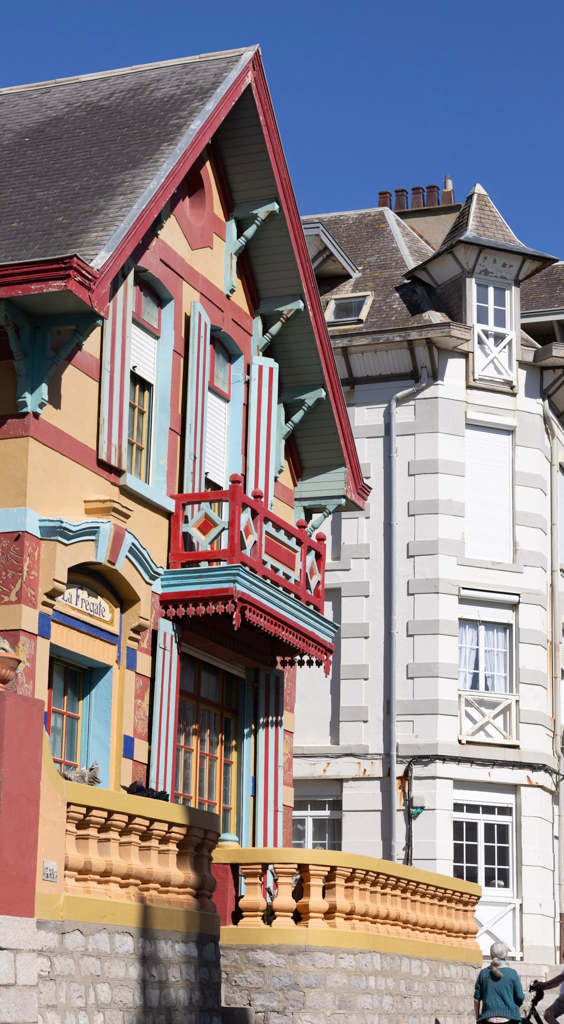 Bois peint et balcon ouvragé : l'architecture de la Belle Époque sur la côte.