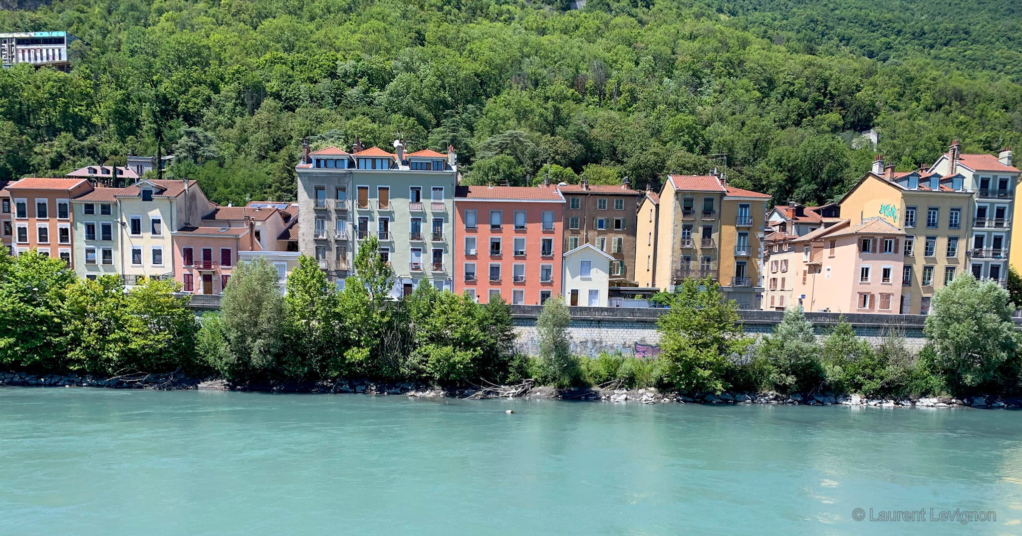 Les façades du vieux Grenoble au bord de l'Isère, dont le vert est celui des eaux de fonte.