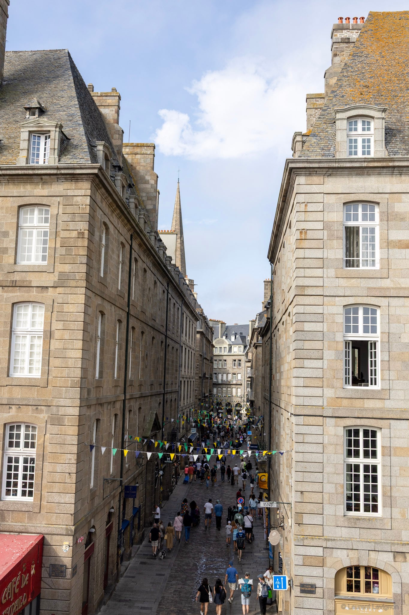 La rue vue du haut des remparts, août 2026.