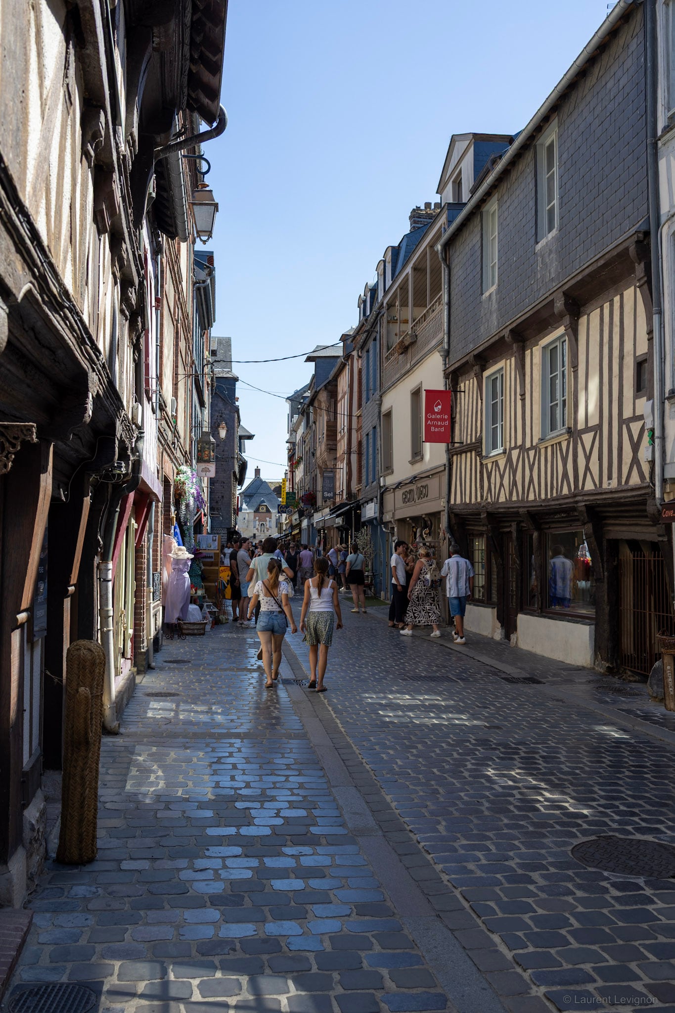 À l'écart du port, la ruelle qui monte vers les Maisons Satie.
