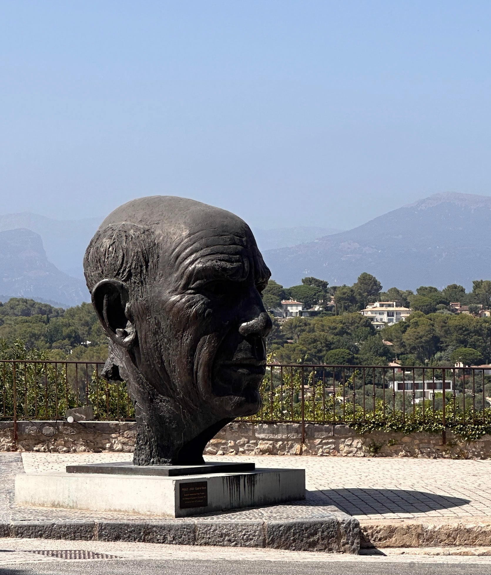 Tête monumentale de Picasso, place des Patriotes à Mougins, installée en 2018. Le peintre a vécu au village de 1961 jusqu'à sa mort, en 1973