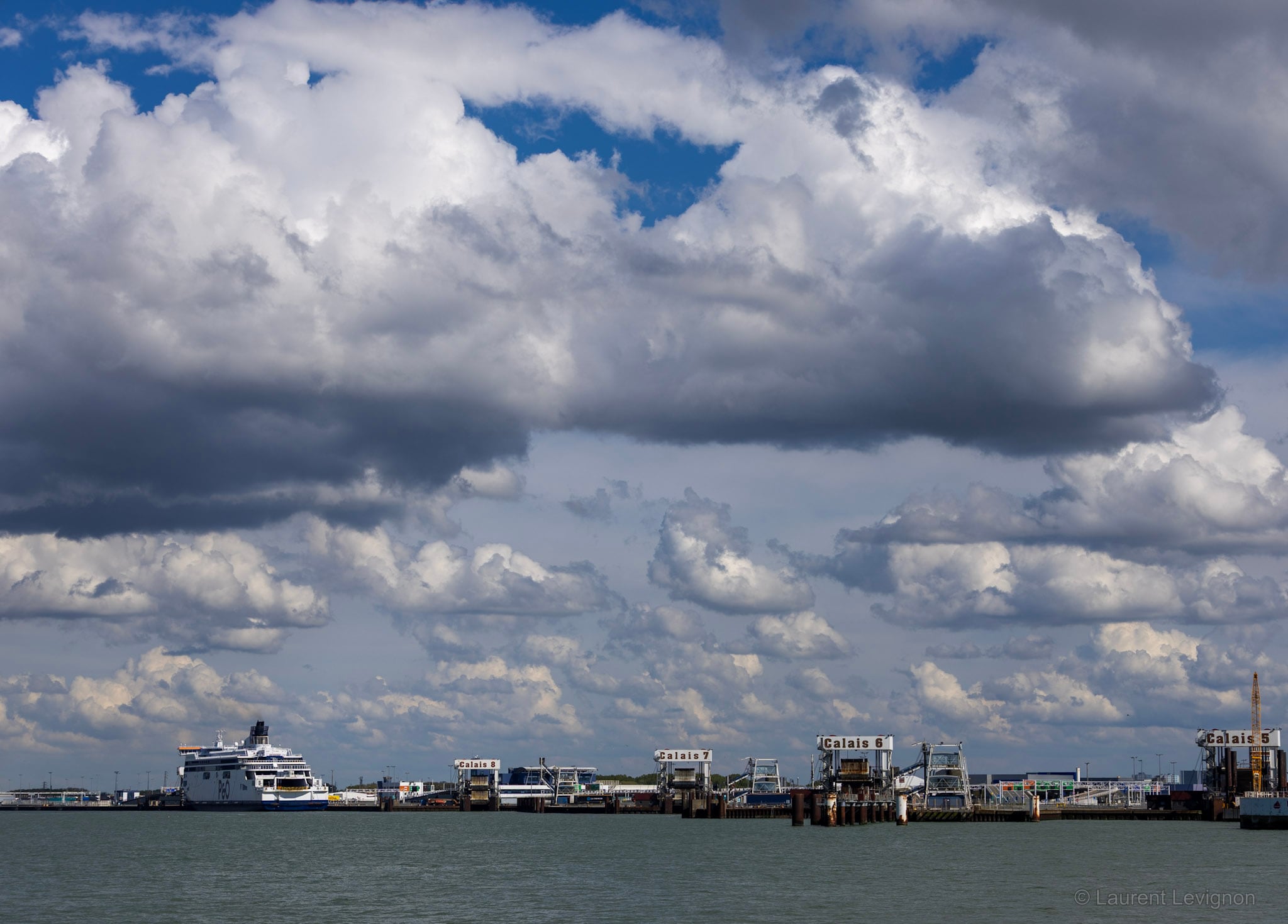 Les passerelles du terminal ferry sous un ciel de traîne. Calais est le premier port de voyageurs d'Europe continentale.