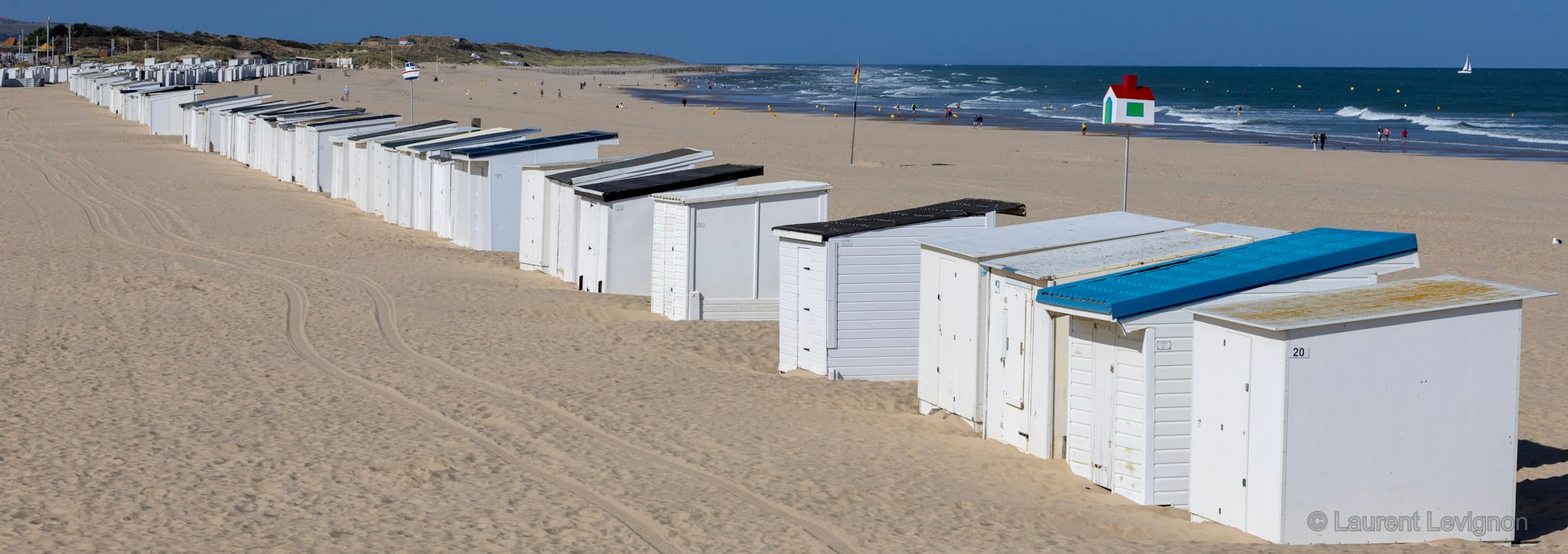 Les chalets de la plage de Calais vus de la digue, jusqu'aux dunes de Blériot. Août 2026.