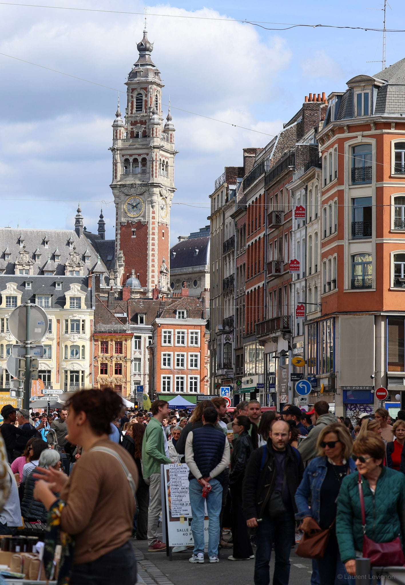 La rue vers le beffroi de la chambre de commerce, septembre 2024.