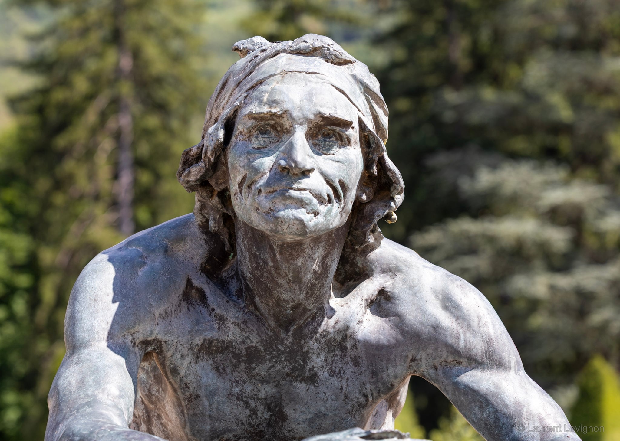 Modèle de 1883, refondu en 2012 pour le parvis du musée de la Révolution française, à Vizille — le bronze parisien d'origine avait été fondu sous l'Occupation. Il regarde qui entre.