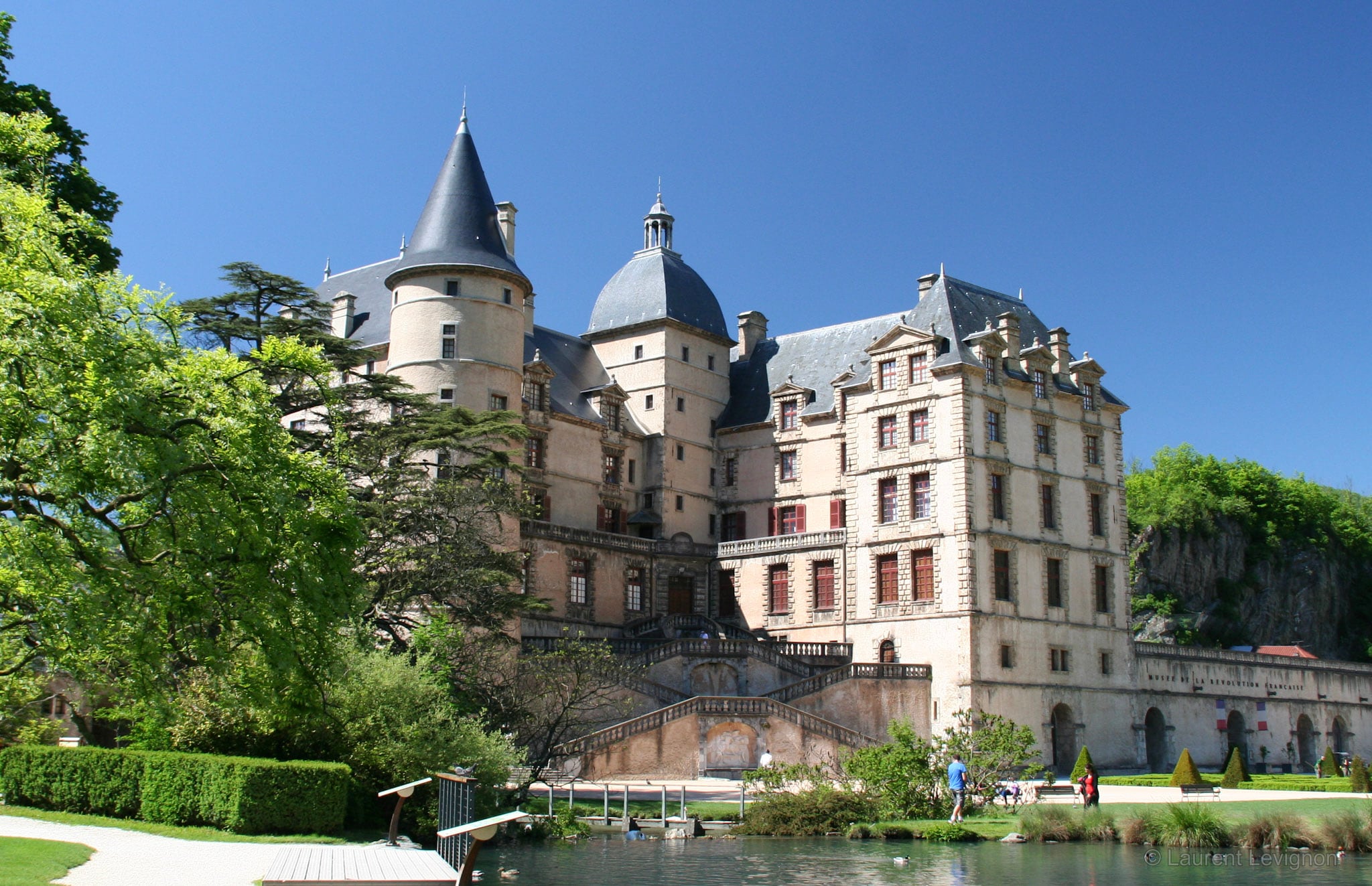 Musée de la Révolution française. Bâti de 1600 à 1619 pour le connétable de Lesdiguières, le château accueillit le 21 juillet 1788 l'assemblée des trois ordres du Dauphiné, qui réclama les États généraux.