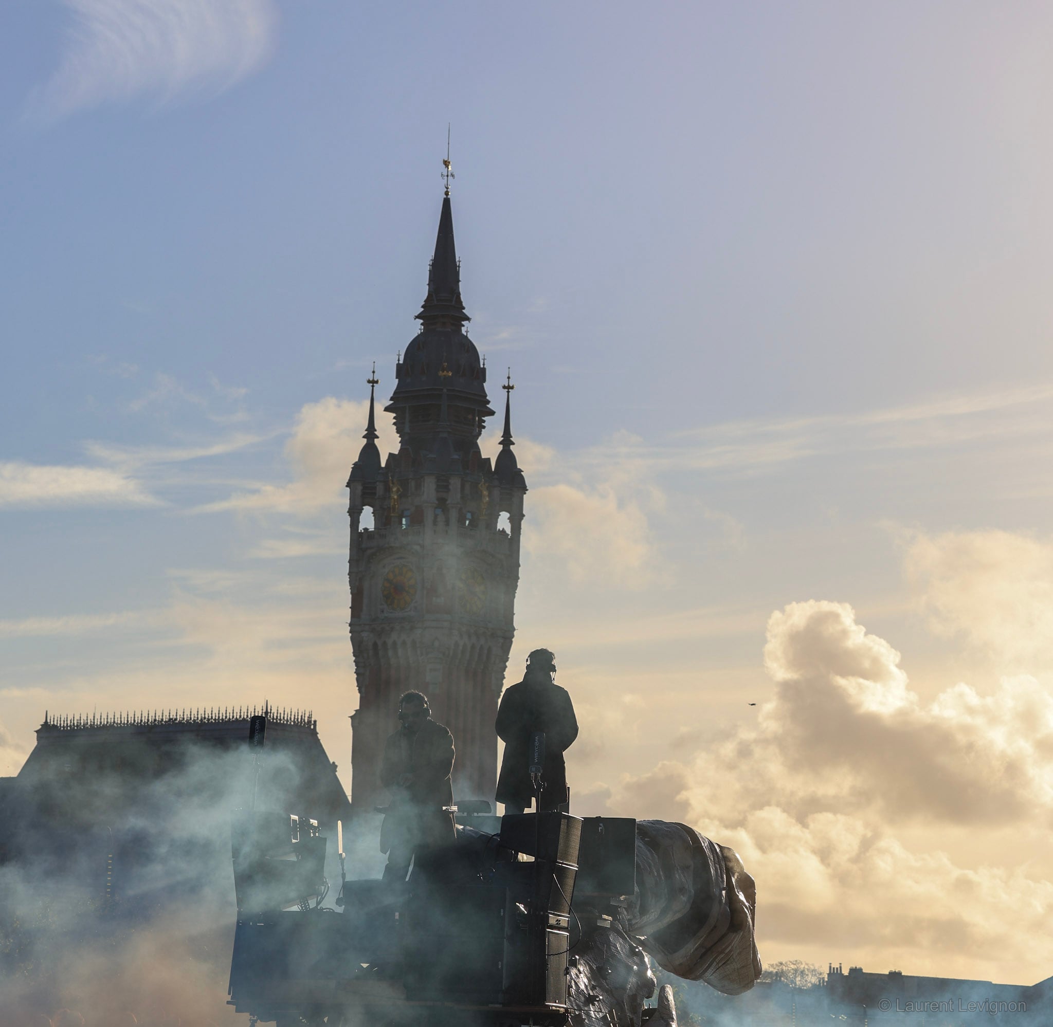 Calais, novembre 2025. Le beffroi de 1925, inscrit à l'UNESCO, vu à travers la vapeur du Varan de voyage.