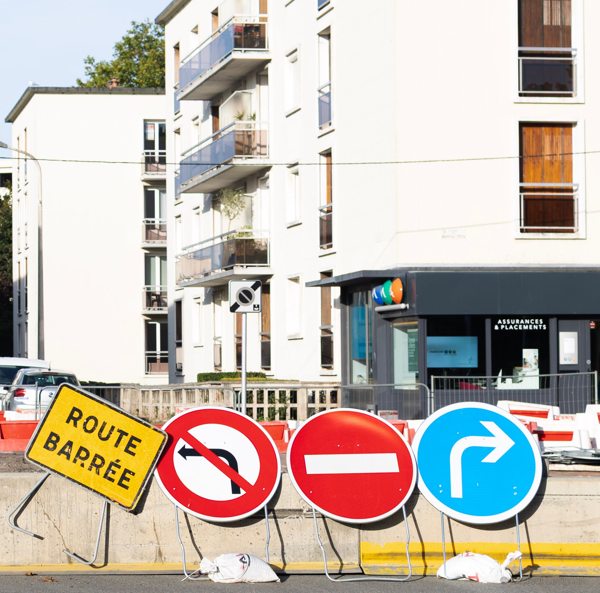 Quatre panneaux, quatre consignes. Calais, 21 septembre 2026.