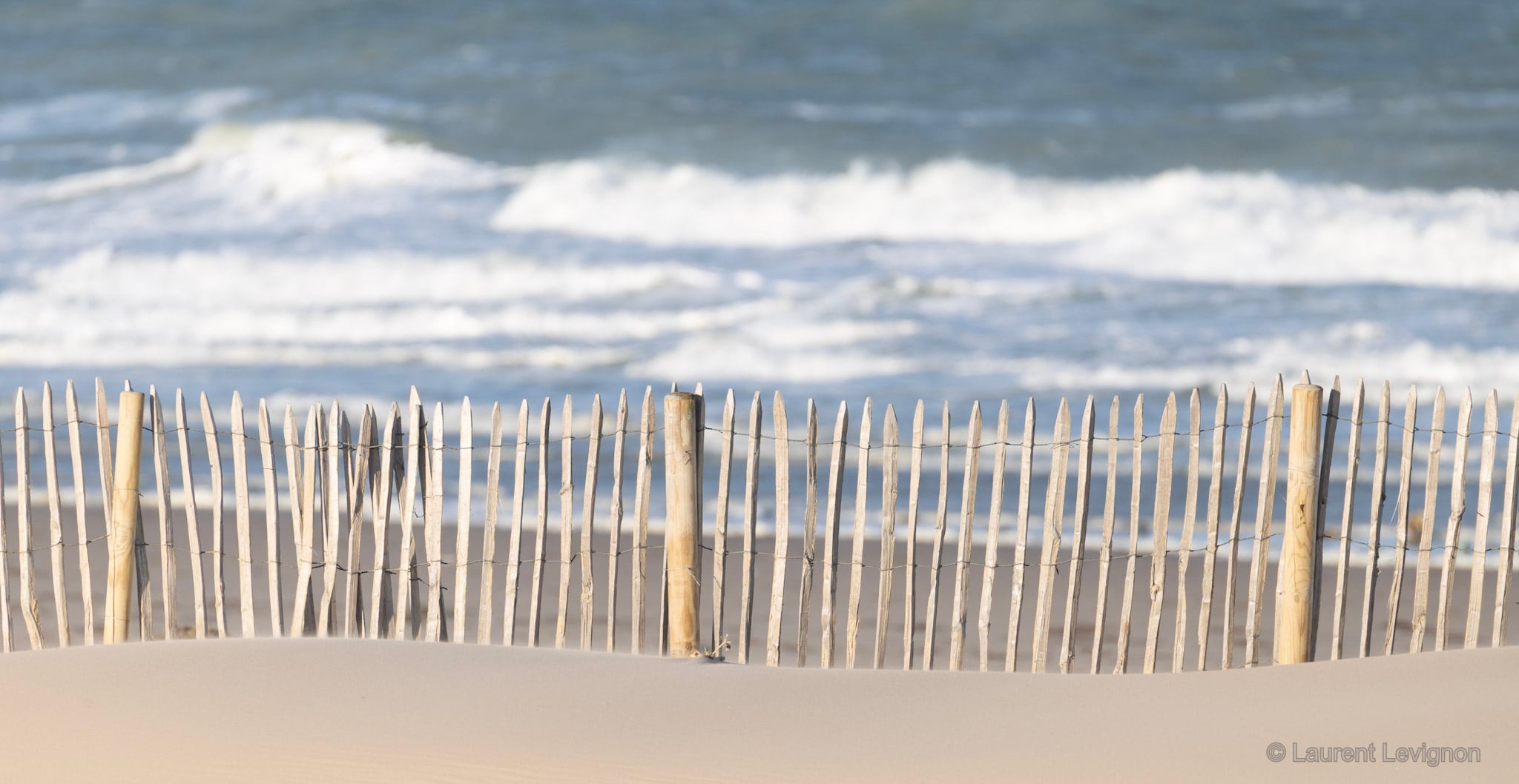 Les ganivelles de châtaignier retiennent le sable de la dune face à la mer agitée, plage de Calais, le 24 octobre 2026, entre les tempêtes Austen et Boelo.