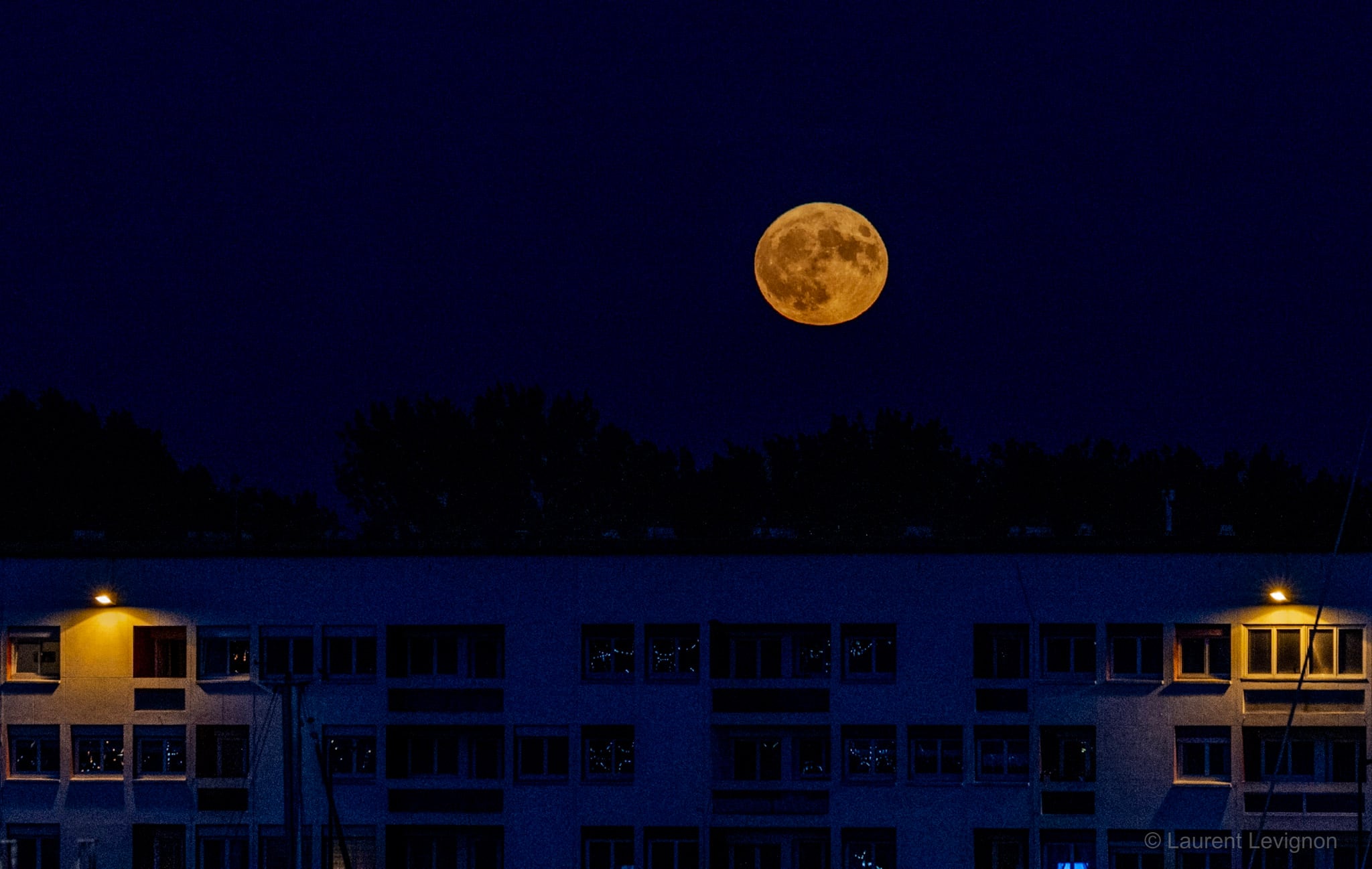 Calais, bassin Ouest, 29 juin 2026, depuis ma fenêtre. La pleine lune de juin doit son nom aux récoltes de fraises, pas à sa couleur : celle-ci vient de sa trajectoire, la plus basse de l'année.