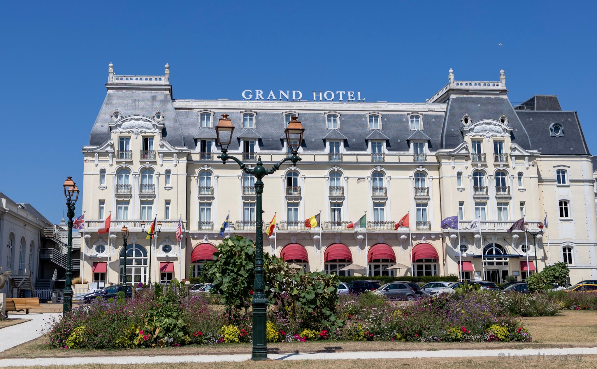 Depuis les jardins du Casino, août 2026. Proust y prit ses quartiers d'été de 1907 à 1914.