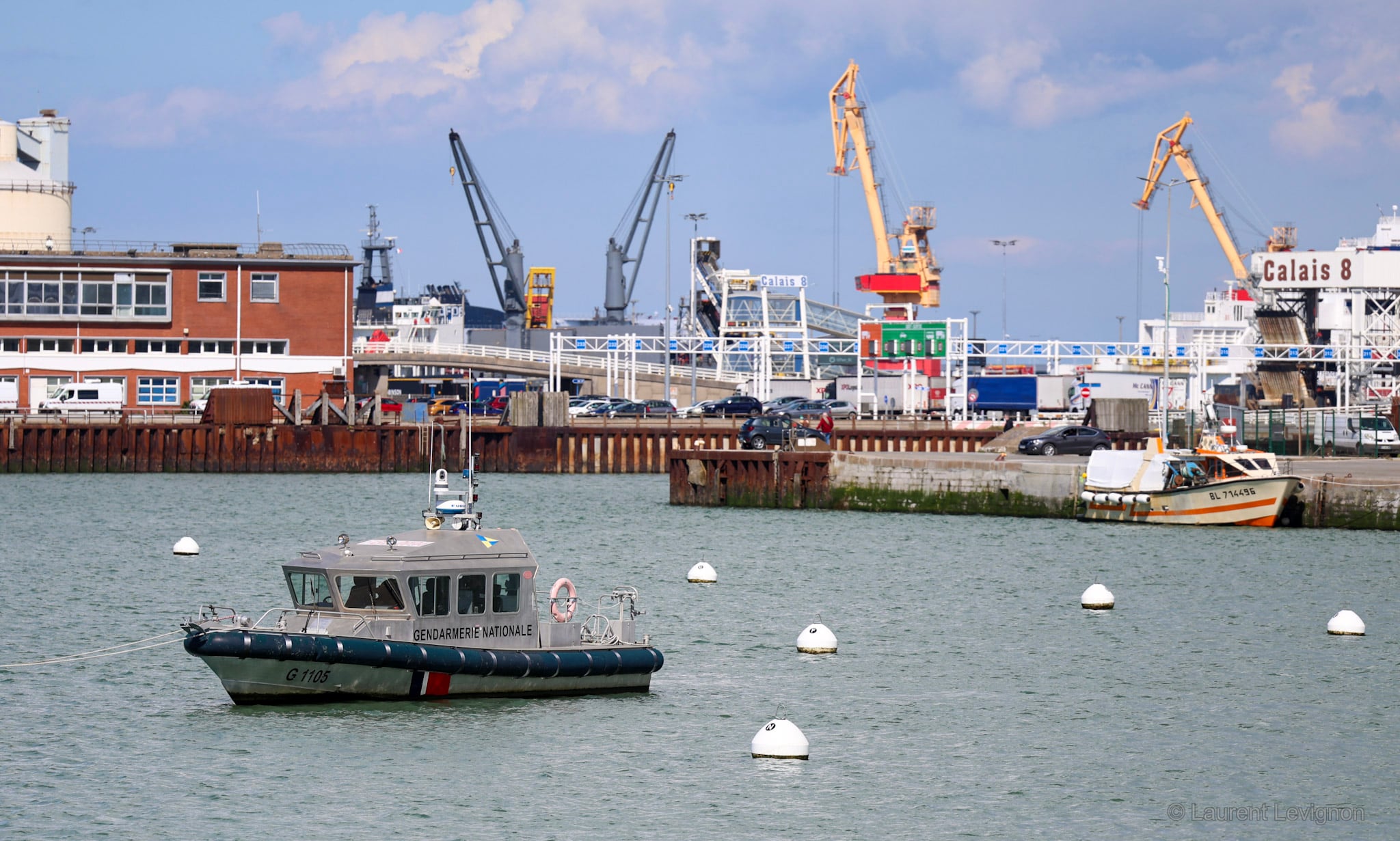 La zone industrielle du port sous un ciel de traîne ; au premier plan, la vedette de la gendarmerie maritime.
