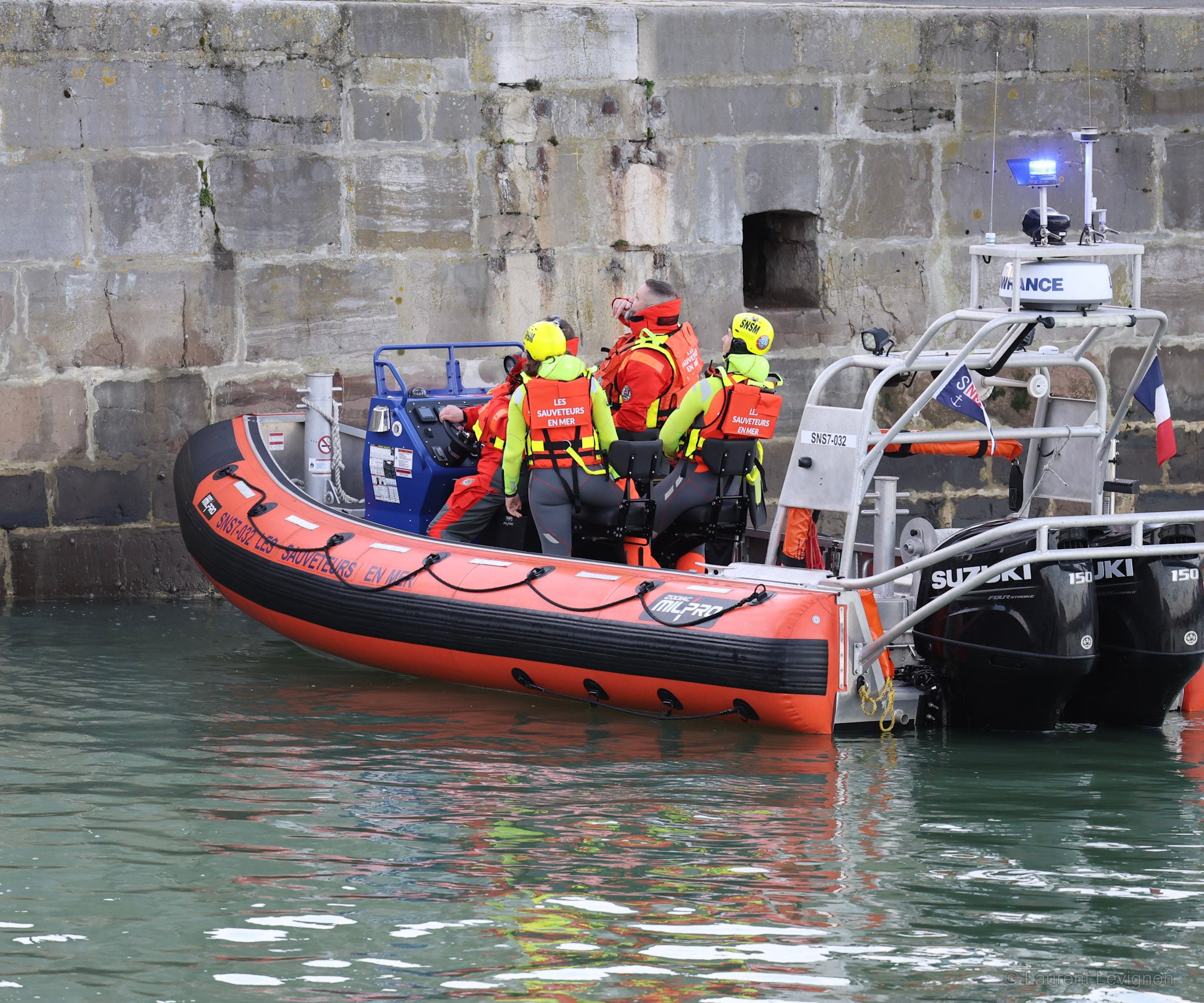 Bassin du Paradis, Calais — la seule partie médiévale du port. Les équipages de la SNSM sont bénévoles ; l'association vit pour l'essentiel de dons.